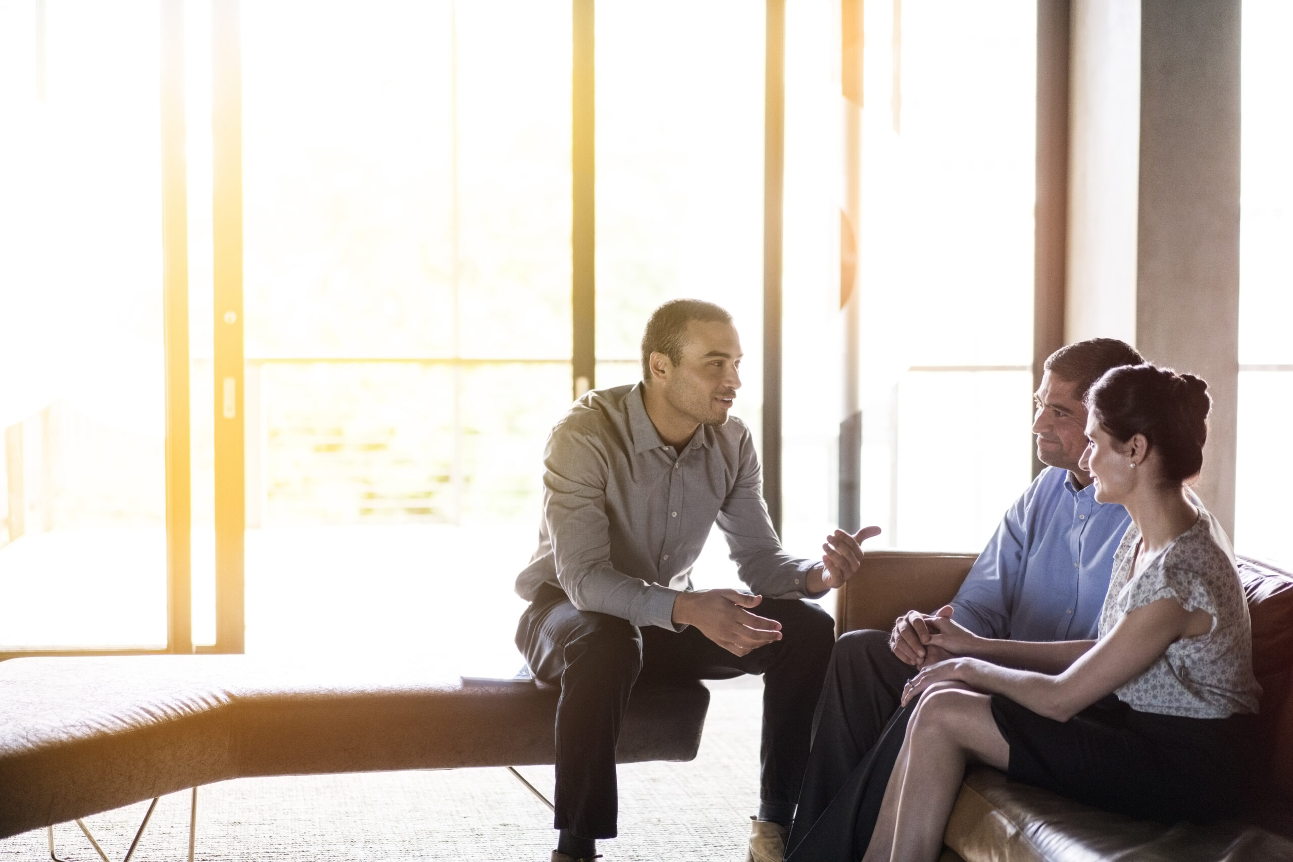 mortgage-broker-with-clients