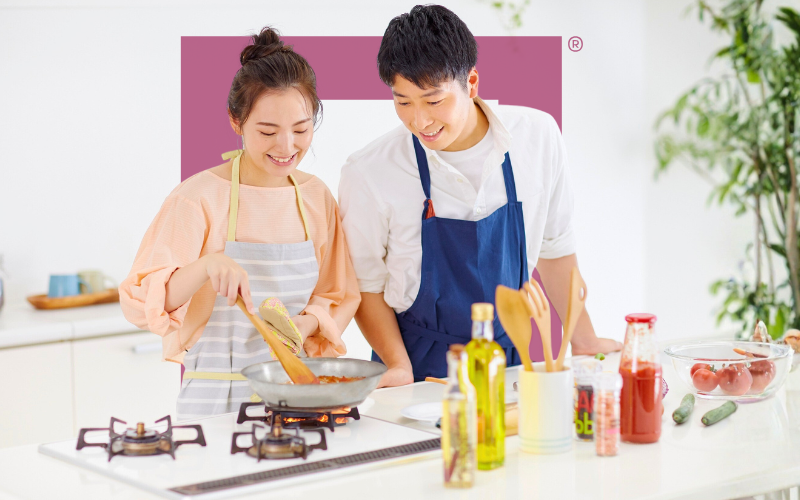 couple-cooking-at-home-7-week-sizzle-promotion-magenta